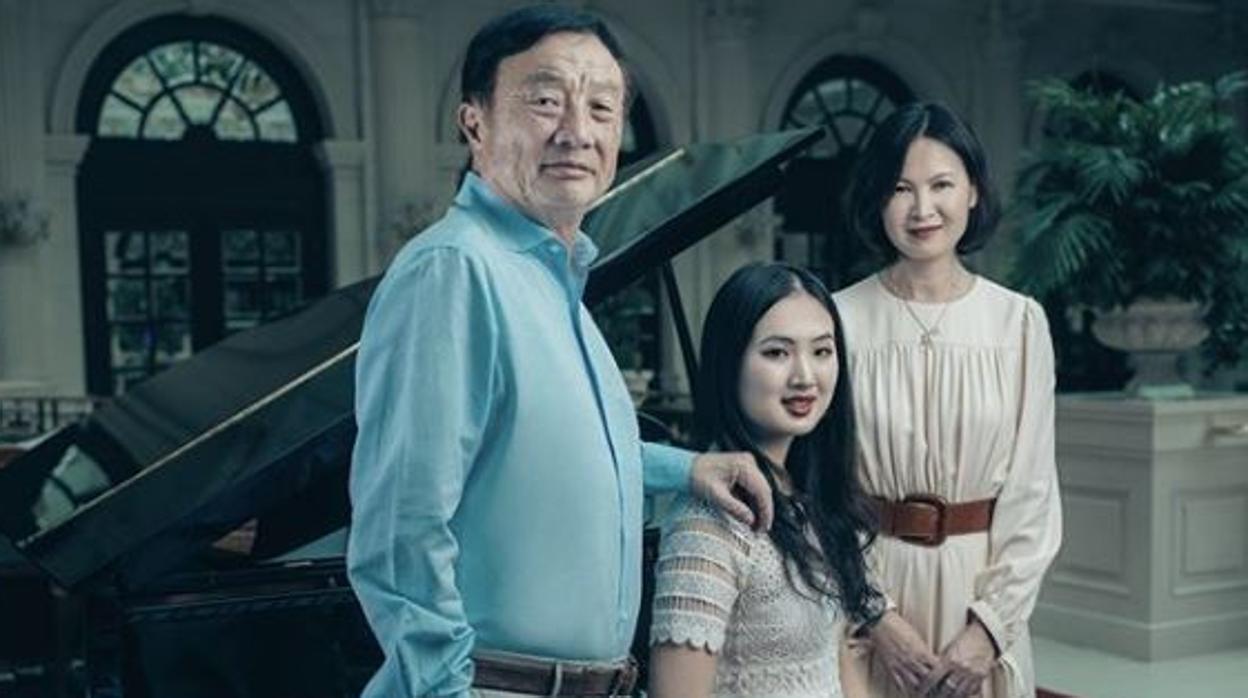 Ren Zhengfei junto a su segunda mujer Yao Ling y su tercera hija Annabel Yao