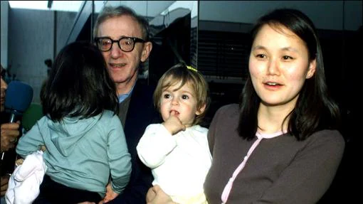 El cineasta junto a su mujer y sus dos hijas