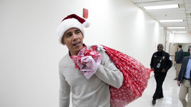 Barack Obama se viste de Papá Noel para repartir regalos a niños enfermos