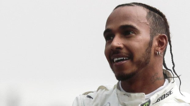 Lewis Hamilton, obligado a disculparse por contar que se crió en un barrio marginal