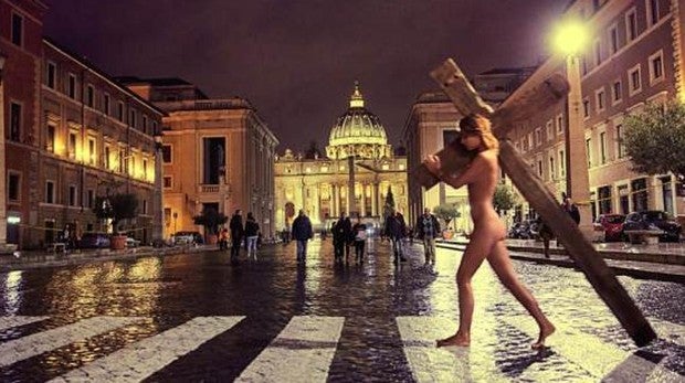 Así es Marisa Papen, la polémica modelo detenida tras posar desnuda en el Vaticano