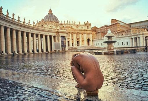 Así es Marisa Papen, la polémica modelo detenida tras posar desnuda en el Vaticano