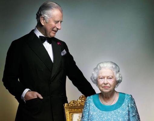 El Príncipe Carlos junto a su madre la Reina Isabel