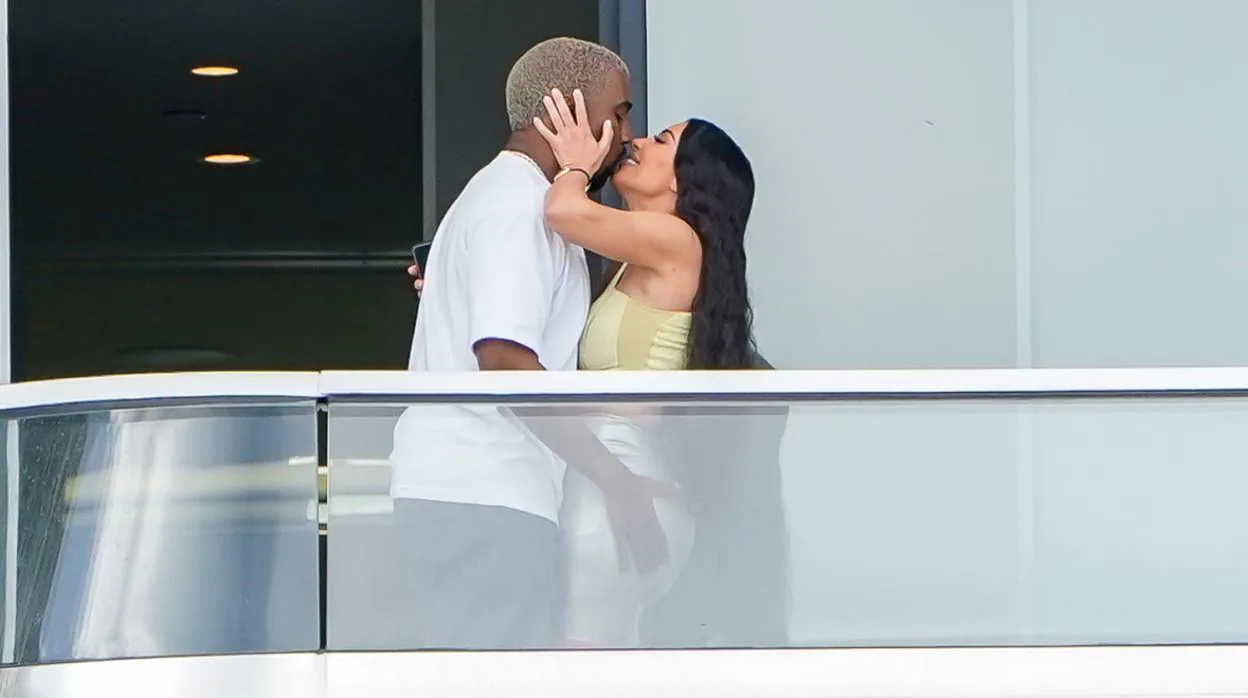 Kanye West y Kim Kardashian, en el balcón de su apartamento de Miami