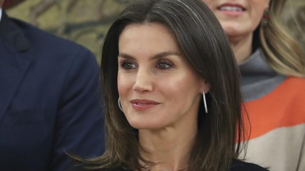 La perfecta falda de rebajas de la Reina Letizia que solo cuesta 13 euros