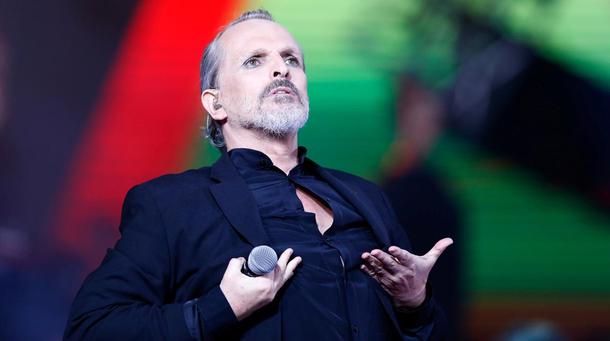 Bosé durante una actuación en Chile