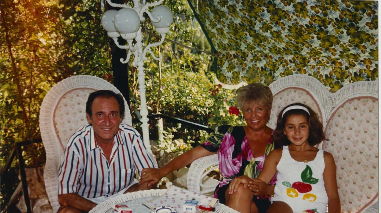 Manolo Escobar, su mujer, Anita Marx, y su hija, Vanessa, en la casa familiar de Benidorm, en 1988