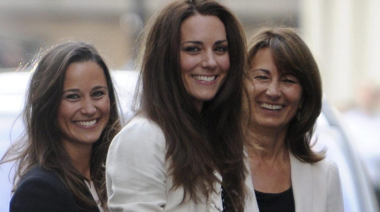 Carole Middleton junto a sus dos hijas: Catalina y Pippa