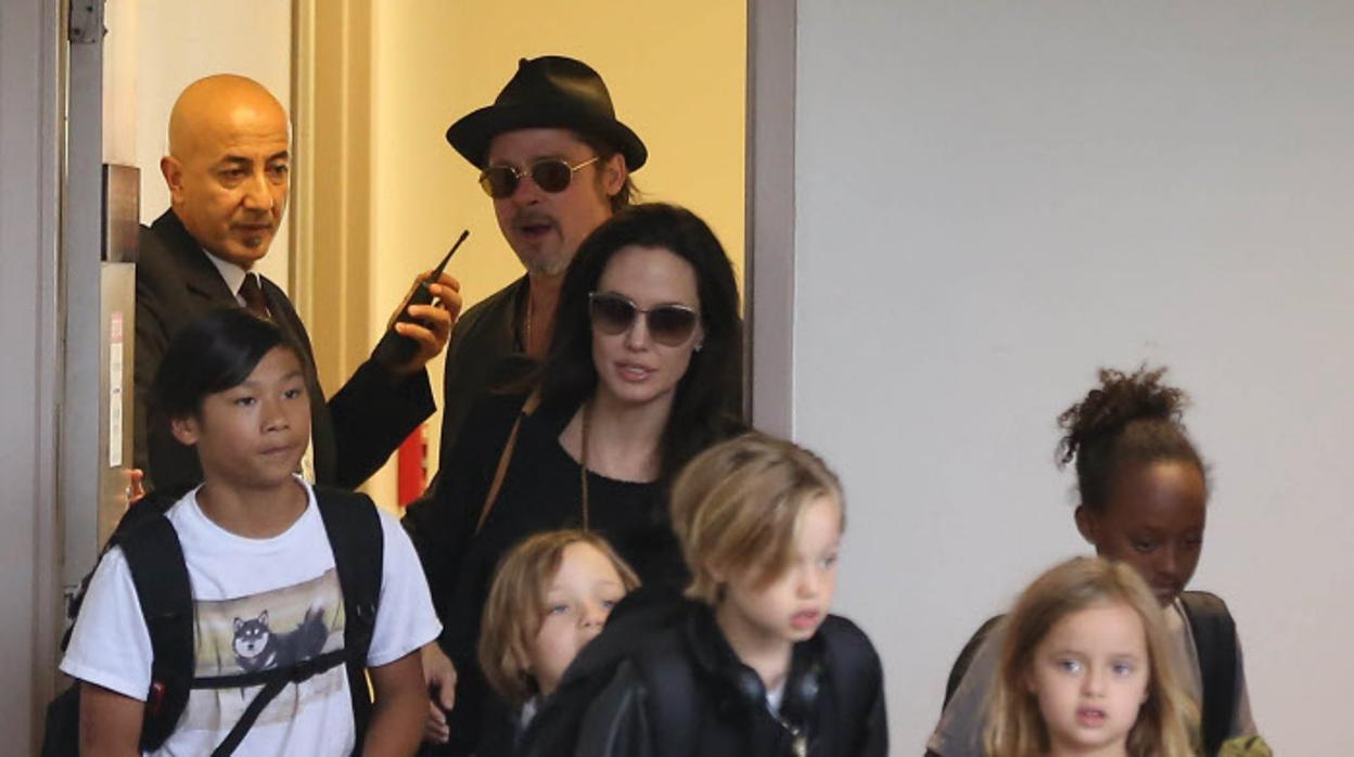 Brad Pitt y Angelina Jolie junto a sus hijos