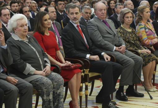 Doña Pilar, con los Reyes Don Felipe, Doña Letizia, Don Juan Carlos y Doña Sofía en El Pardo