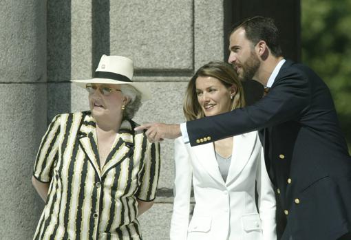 La Infanta Pilar junto a su sobrino el Rey Felipe y su mujer Doña Letizia