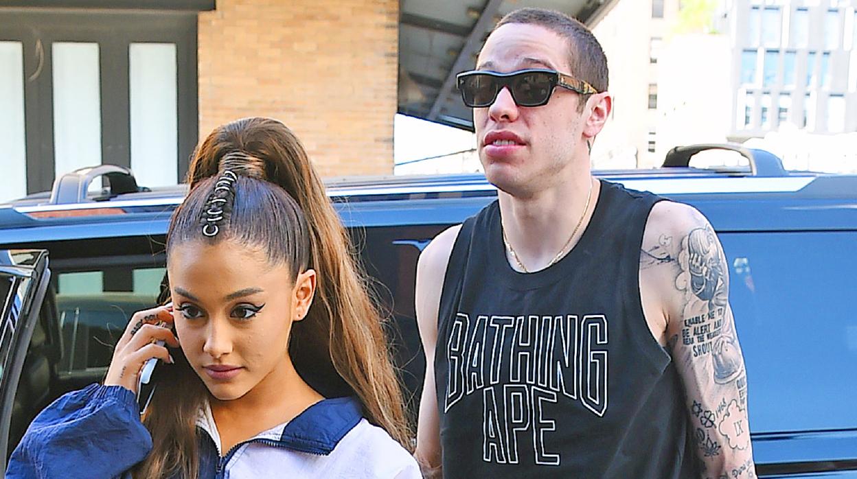 Ariana Grande junto a su ex novio Pete Davidson