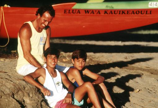 Julio Iglesias junto a sus hijos Enrique Iglesias y Julio José Iglesias