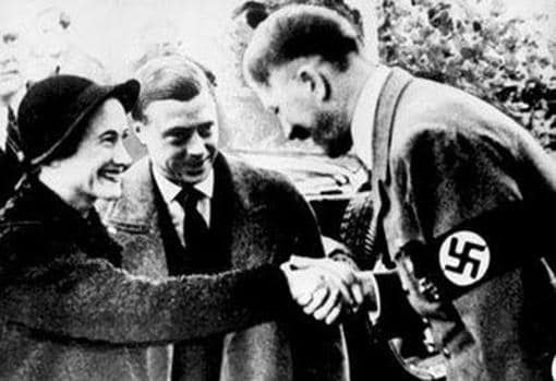 Coco Chanel saluda a Hitler junto al barón Hans