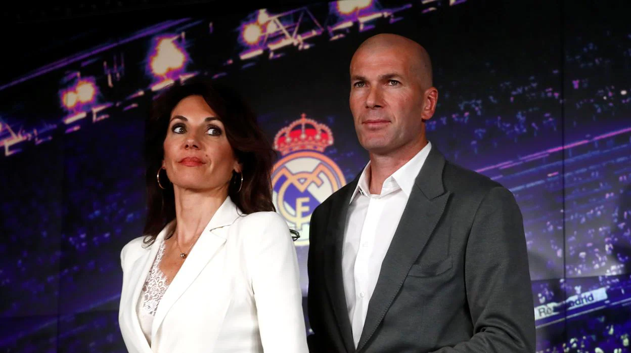 Zinedine Zidane y su mujer Véronique, el pasado lunes, en el estadio Santiago Bernabéu