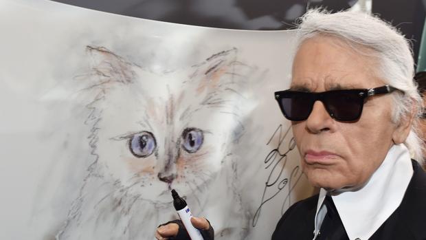 La gata de Karl Lagerfeld, Choupette, lanza una colección en su honor