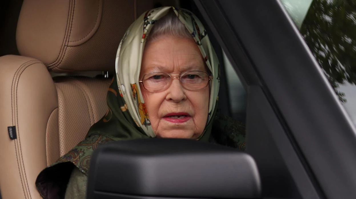 Isabel II, en 2017 al volante de su Land Rover en las inmediaciones de Windsor