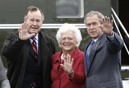 Esposa y madre de presidentes, Barbara Bush entre George H. W. y George W., en 2007