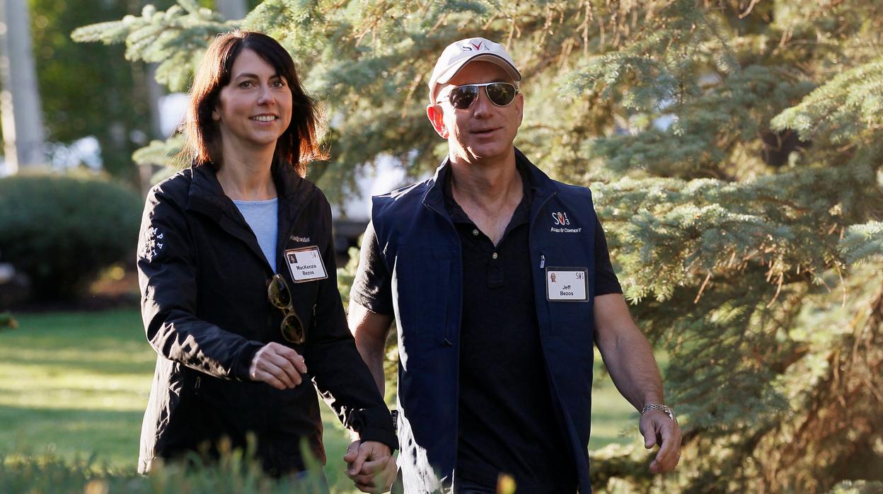 Jeff Bezos y su mujer McKenzie, en una conferencia en Sun Valley, en una imagen de archivo
