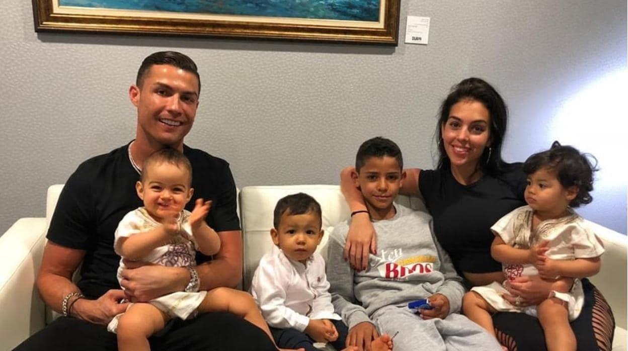 Cistiano Ronaldo con Georgina Rodríguez y sus hijos