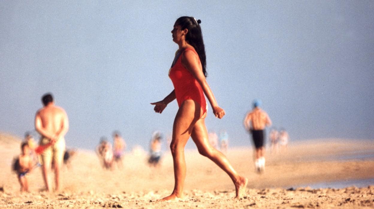 Isabel Pantoja, en 1995, en la playa de El Palmar