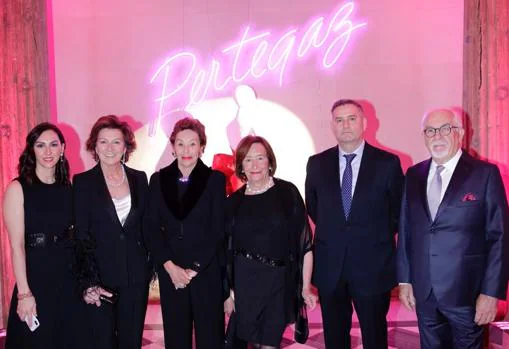 De izda. a dcha., Silvia Lousa, Puri Alonso, Dione y Sionin Pertegaz, la noche del pasado jueves, en el Palacio de Anglona (Madrid)