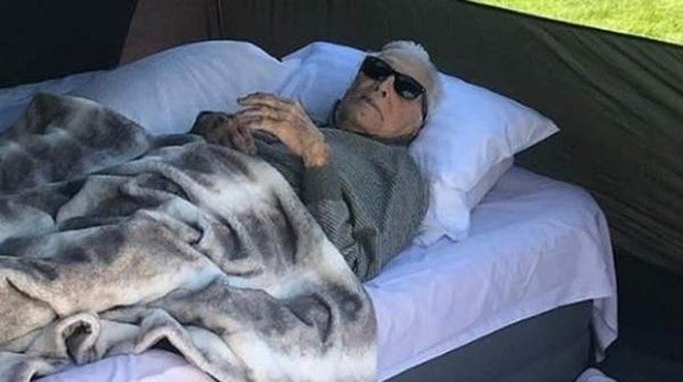 La salud de hierro de Kirk Douglas: durmiendo en un camping a sus 102 años