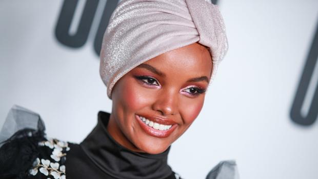 Halima Aden, primera modelo en posar en burkini en «Sports Illustrated»