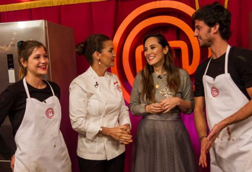 Tamara Falcó, en una visita a los platós de «MasterChef», junto a Miri, Samantha Vallejo-Nágera y Jorge Brazalez