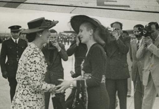 Carmen Polo, esposa de Franco, recibe a Eva Duarte de Perón en el aeropuerto de Barcelona, donde llegó desde Zaragoza.