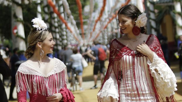 Flamencas por el Real del lunes Feria de Sevilla 2019