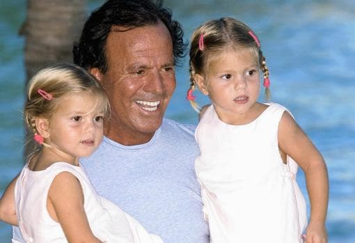 Álbum de familia. Julio Iglesia posa feliz con sus gemelas en una de las playas de Punta Cana