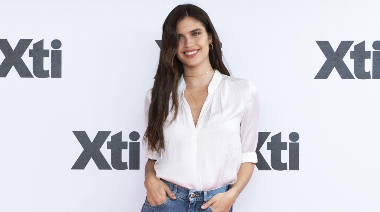 Sara Sampaio posa en la capital española como embajadora de la firma de calzado Xti.