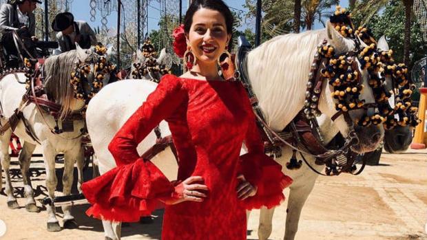 Inés Arrimadas, orgullosa de vestir de flamenca