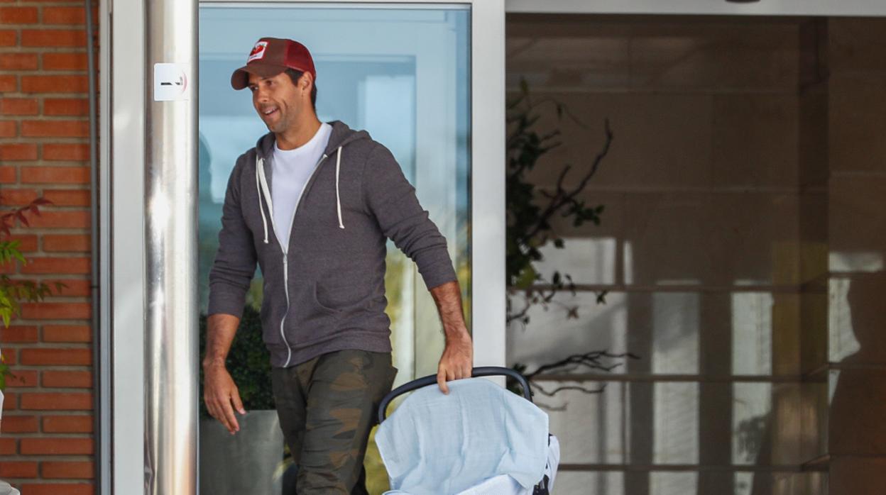 Fernando Verdasco a la salida del hospital con el pequeño Miguel