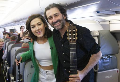 Nella junto a su productor, Javier Limón, que le acompañó a la guitarra