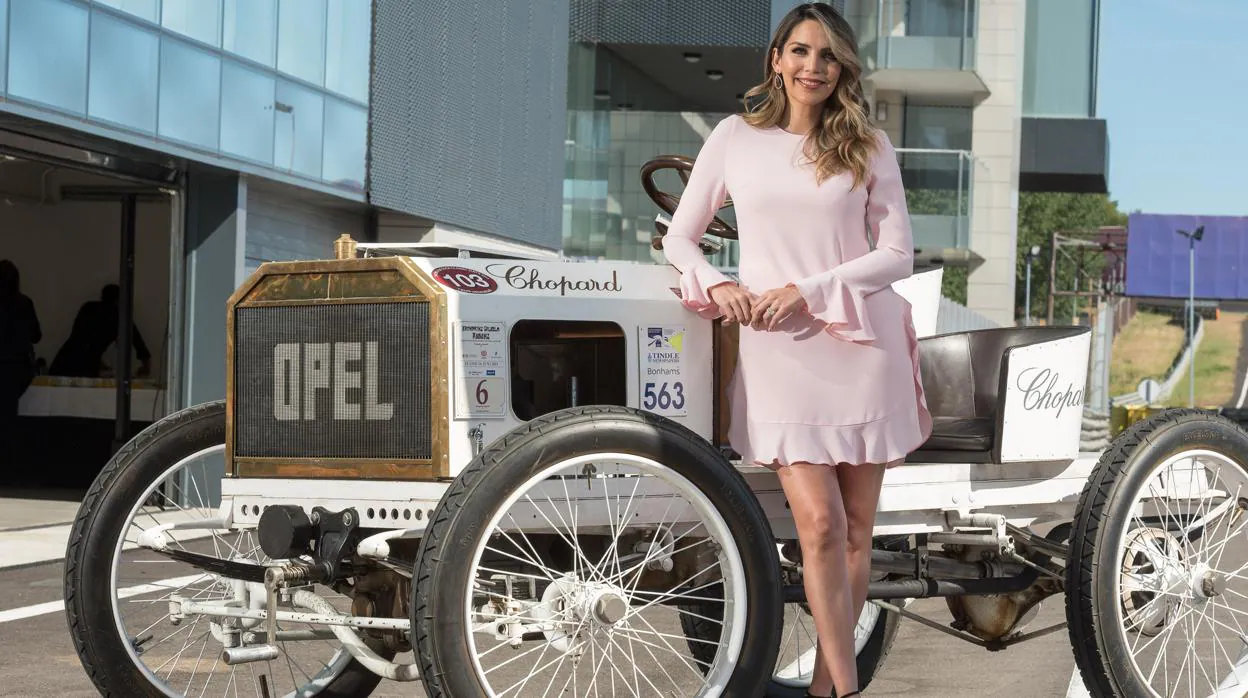 Rosanna Zanetti posa en el Circuito del Jarama de Madrid, en la celebración del 120 aniversario de Opel