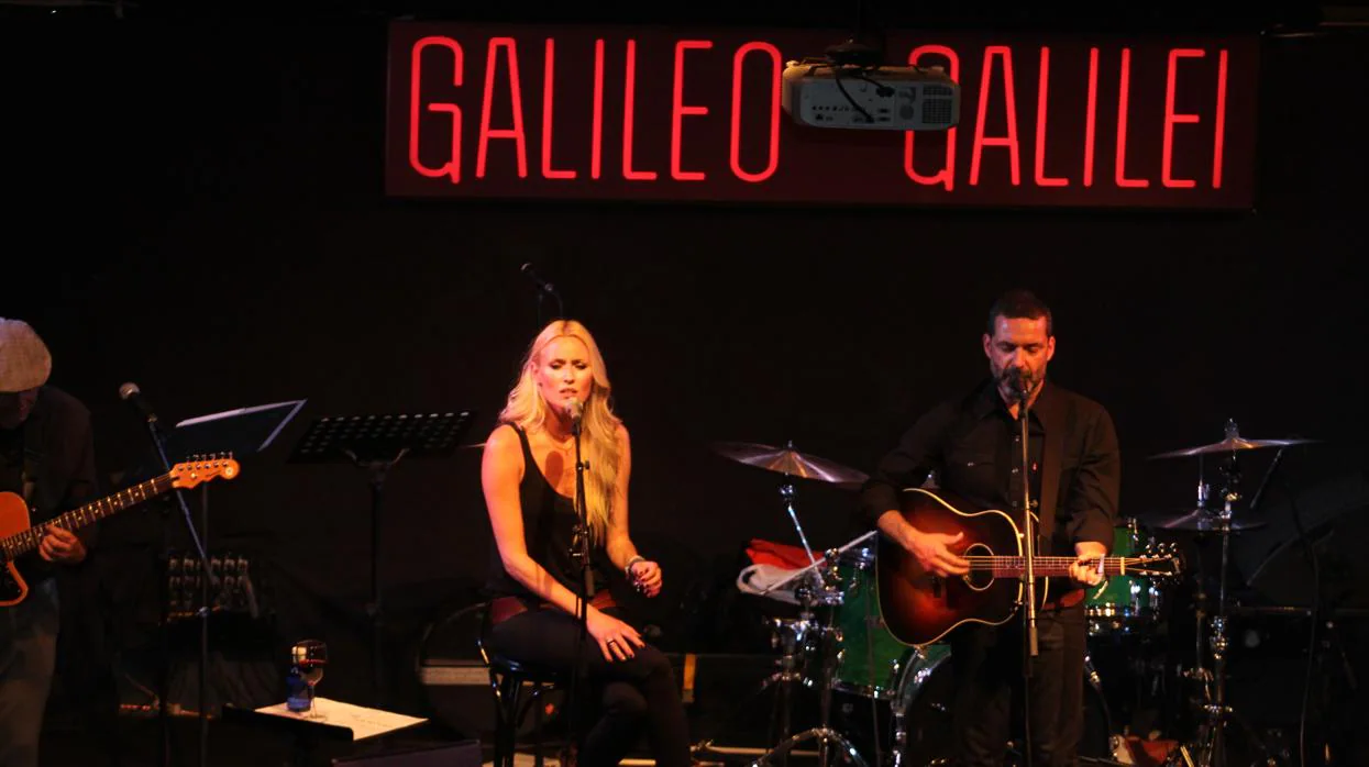 Carolina Cerezuela y el cantautor mallorquín Jaime Anglada, el pasado jueves en la sala Galileo Galilei