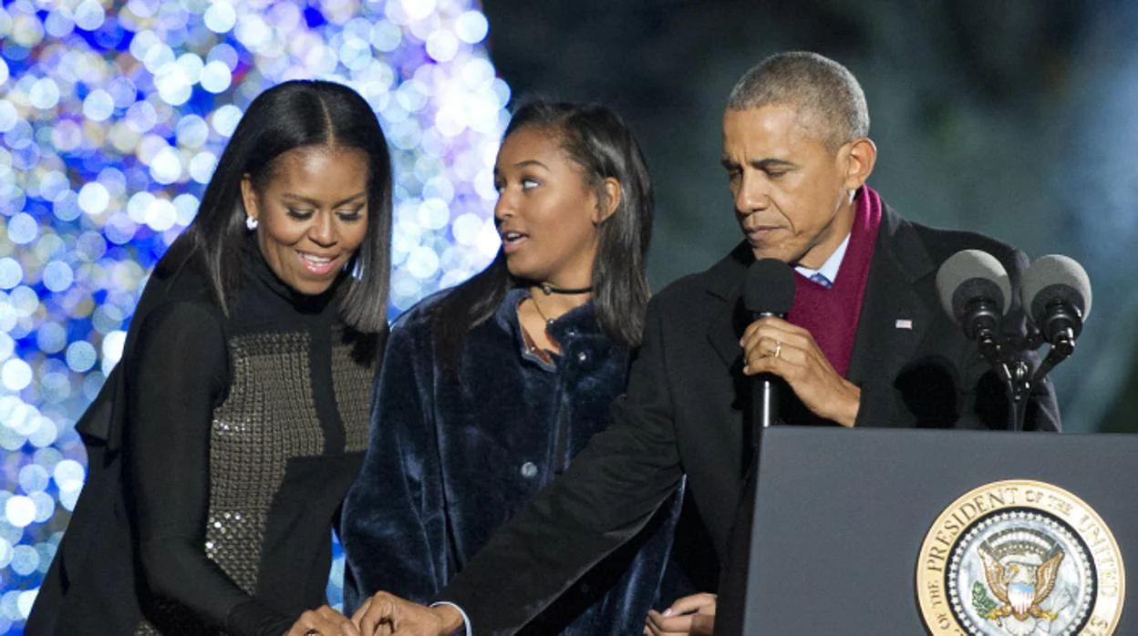 Barack Obama y su mujer MIchelle junto a su hija pequeña, Sasha.