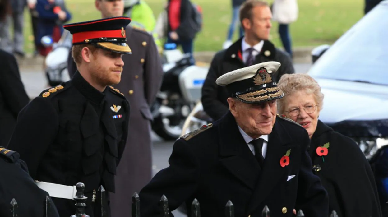 El Príncipe Harry junto a su abuelo, Felipe de Edimburgo