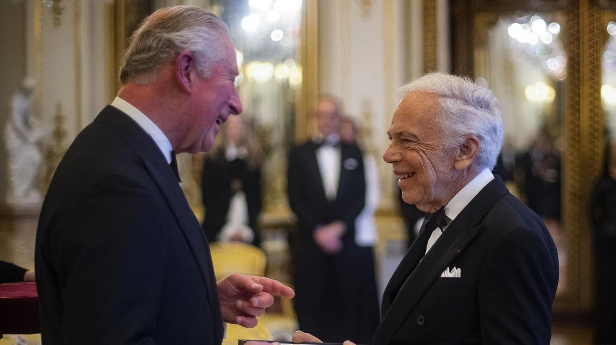El príncipe Carlos de Gales presenta al diseñador Ralph Lauren con su honorario KBE (Caballero Comandante de la Orden del Imperio Británico)