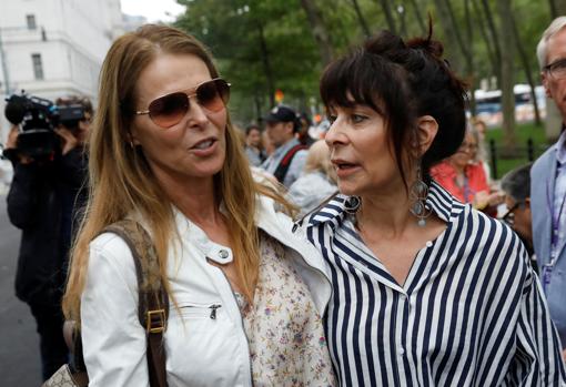 La actriz Catherine Oxenberg con Toni Natalie, la ex de Raniere