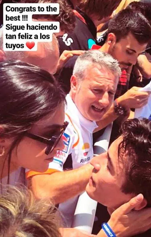 Lucía Rivera y Marc Márquez a punto de besarse.