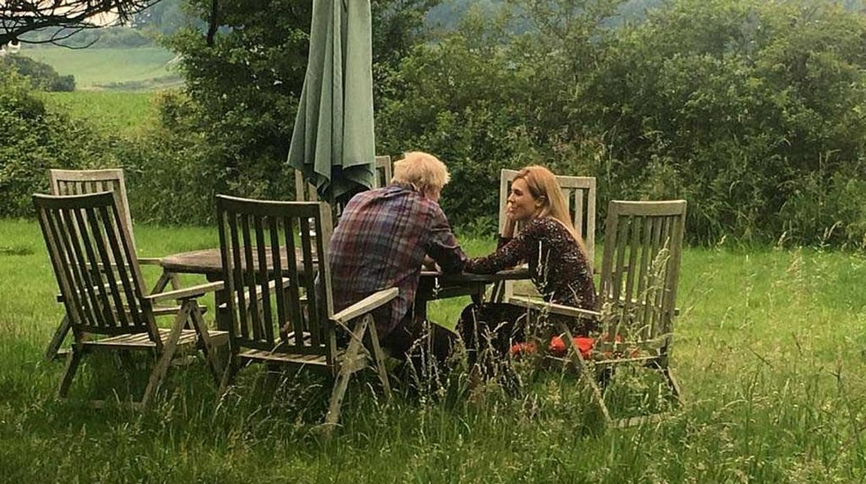 Boris Johnson y Carrie Symonds en una imagen idílica en el campo