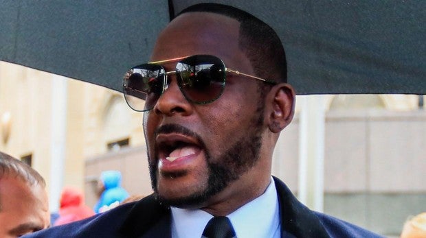 El cantante R. Kelly, detenido acusado de pornografía infantil y obstrucción a la justicia