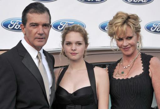 Antonio Banderas, Stella del Carmen y Melanie Griffith en 2012