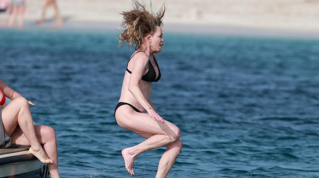 Melanie Griffith lanzándose al mar en Formentera