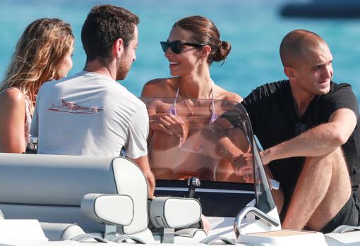 Rocío Crusset junto a su novio, Maggio Cipriani, y un grupo de amigos en Ibiza