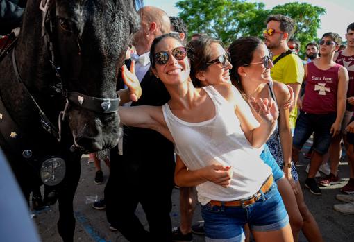 Maria Francisca "Xisca" Perelló y sus amigos en las fiestas de Sant Joan Ciutadella en Menorca