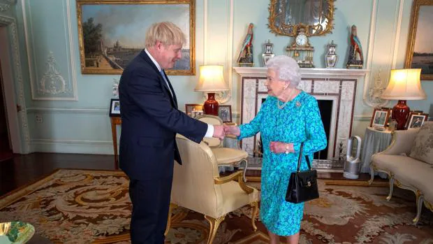 El motivo oculto por el que la Reina Isabel II recibió a Boris Johnson con bolso en su casa